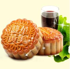 春去秋來(lái)收獲日， 金秋團圓月，華美月餅香。待到月圓中秋夜， 歸故里，見(jiàn)爹娘。